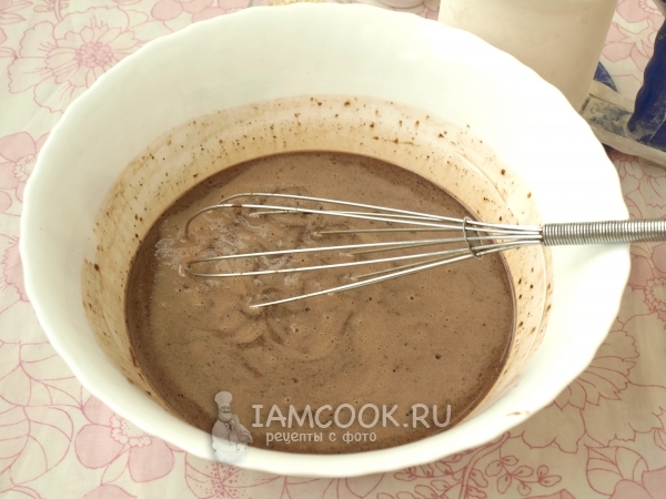 Влить молоко и размешать