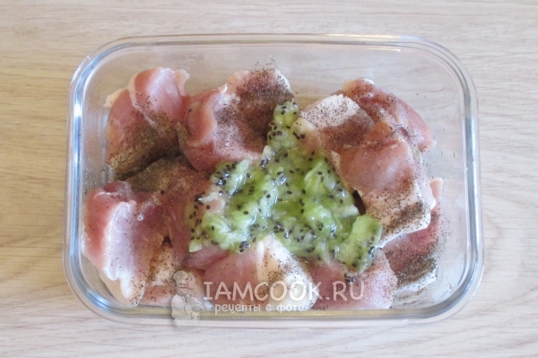 Смешать мясо, киви и перец