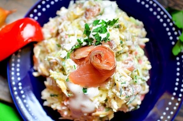 Рецепт салата с горбушей и крабовыми палочками