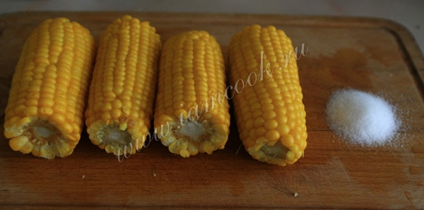 Вареная кукуруза с солью