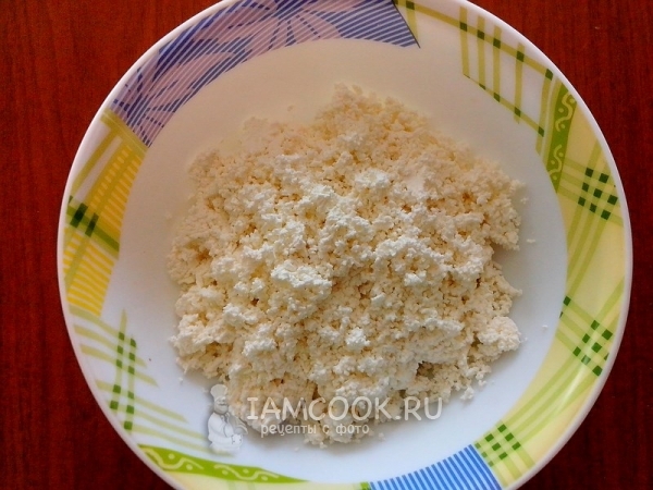 Смешать творог с солью и сахаром