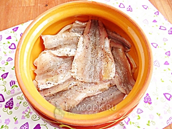 Положить рыбу