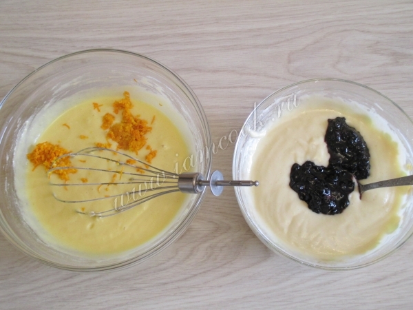 Добавить цедру и варенье в тесто