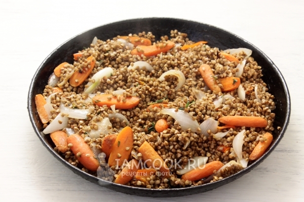 Размешать гречку с луком и морковью