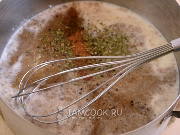 Добавить молоко, грибное пюре и специи
