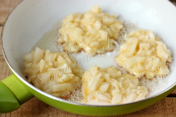 Обжарка луковых оладьев