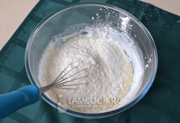 Всыпать муку