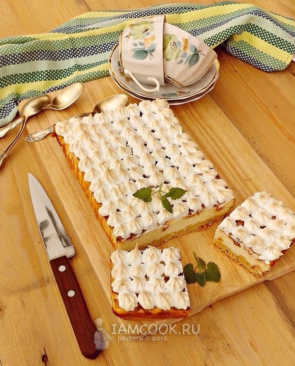 Готовый творожный пирог с персиками