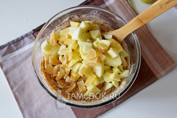 Положить фрукты и имбирь