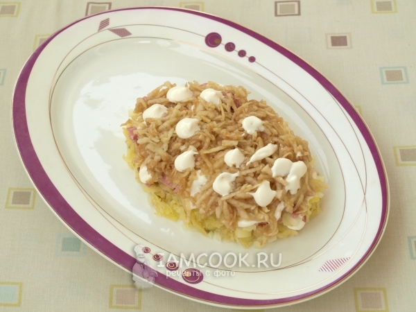 Уложить яблоко и майонез