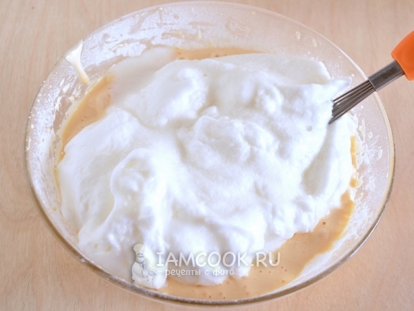 Ввести в тесто белки