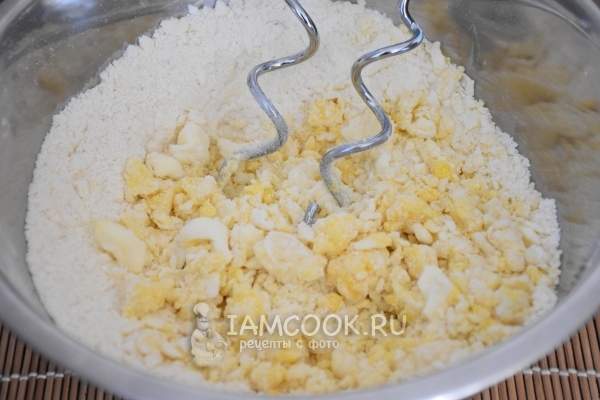 Добавить яйцо и сахар