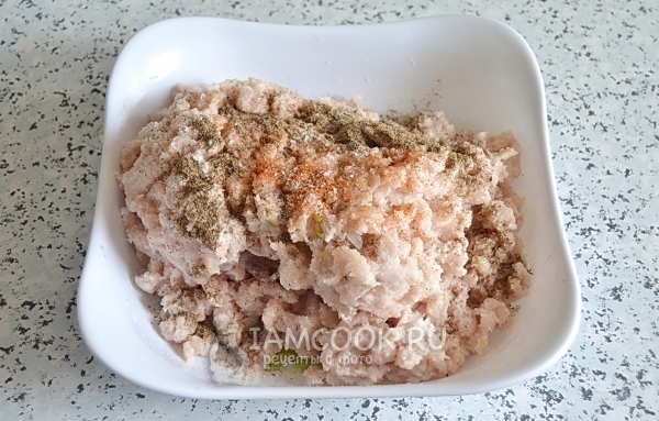 Всыпать соль и специи