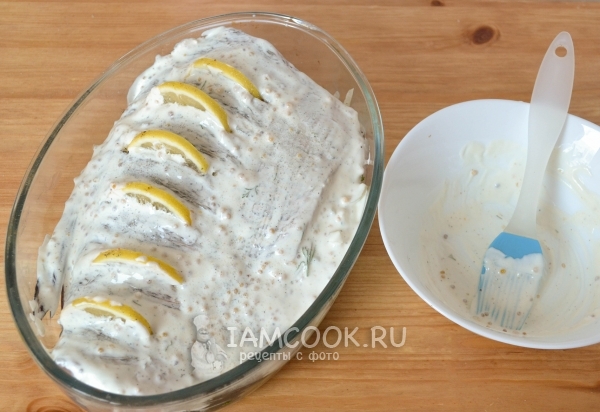 Смазать рыбу горчицей со сметаной