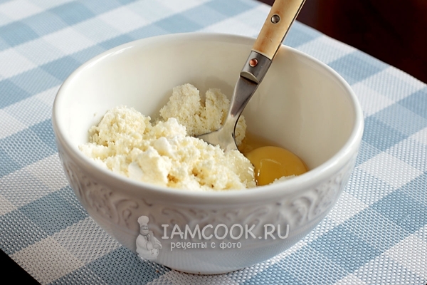 Соединить творог и яйцо