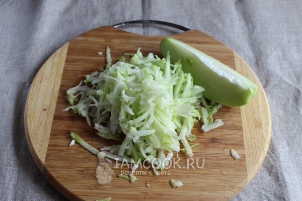 Натереть на терке огурец