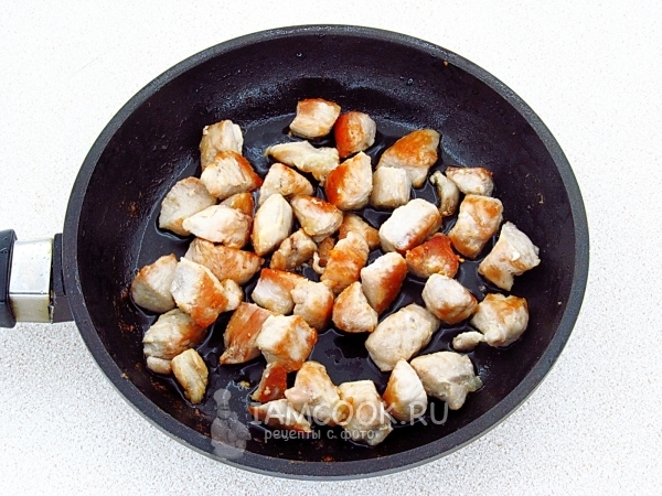 Обжарить куриное филе