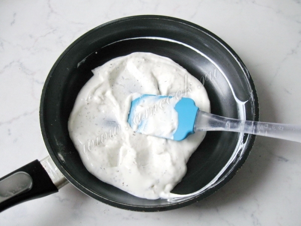 Перемешать ингредиент для соуса