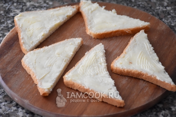 Смазать хлеб маслом