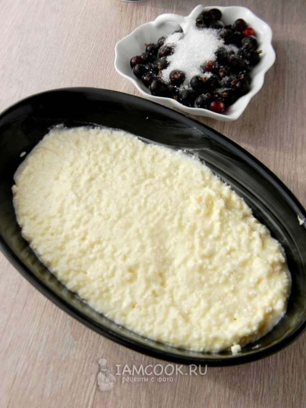 Положить половину творожной массы в форму