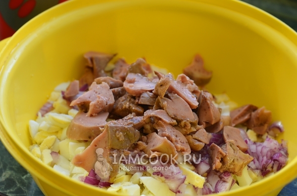 Вареное яйцо, лук и печень трески