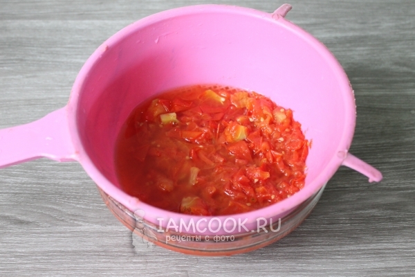 Протереть помидоры через сито