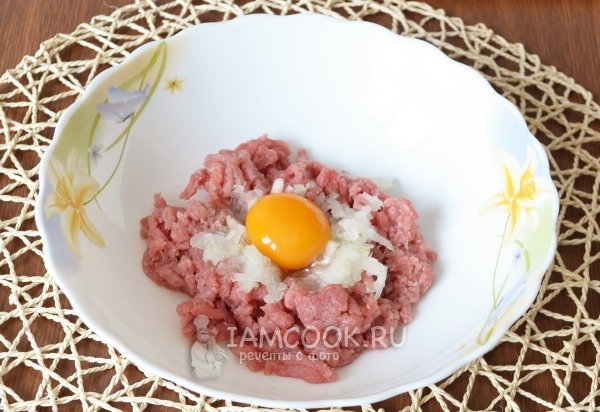 Соединить фарш, лук и желток