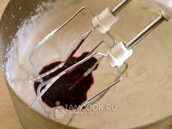 Положить ягоды во взбитые сливки