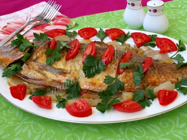 Рецепт карпа запеченного на луковой подушке