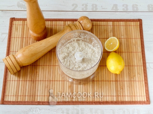 Добавить сок лимона