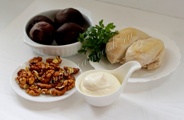 Ингредиенты для салата из свеклы и курицы