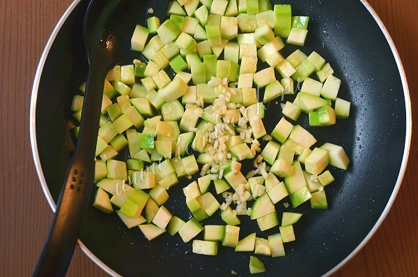 Обжарка кабачка с чесноком