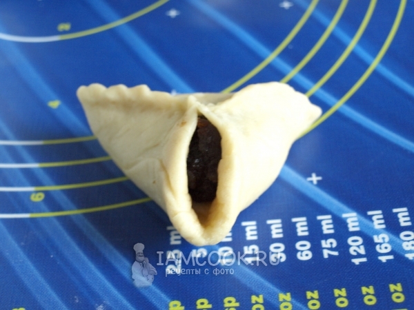 Защипнуть края теста