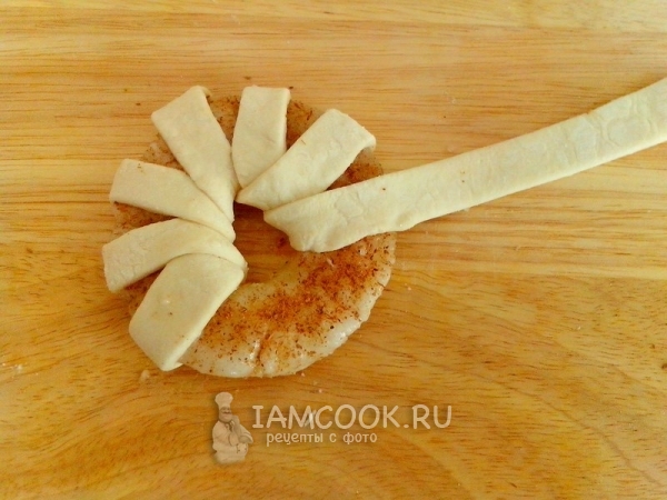 Обмотать кольцо ананаса в тесто