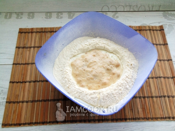 Положить подошедшие дрожжи