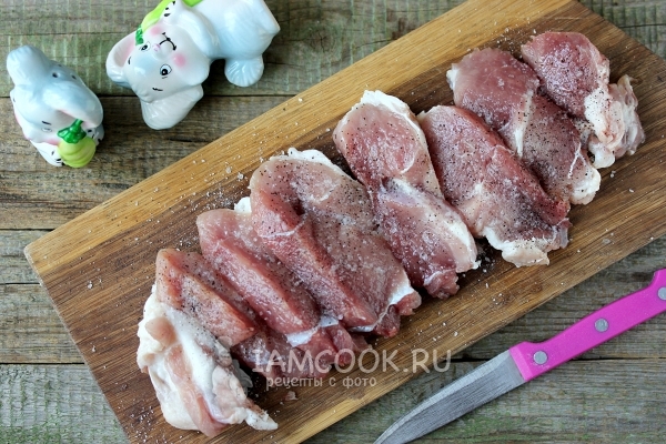 Порезанное мясо посолить и поперчить