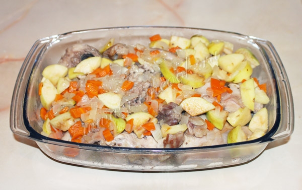 Мясо с овощами переложить в утятницу