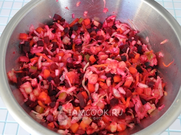 Смешать ингредиенты салата