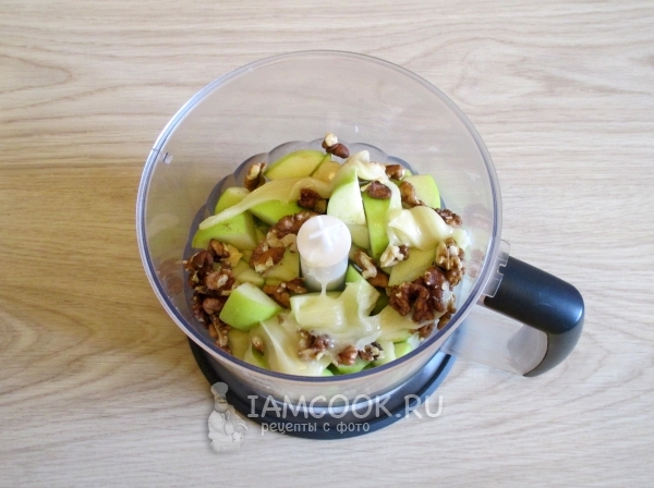 Добавить мед и орехи