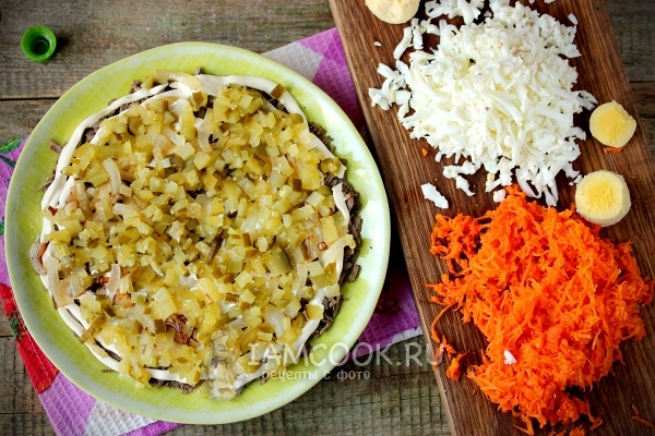 Выложить слой огурцов