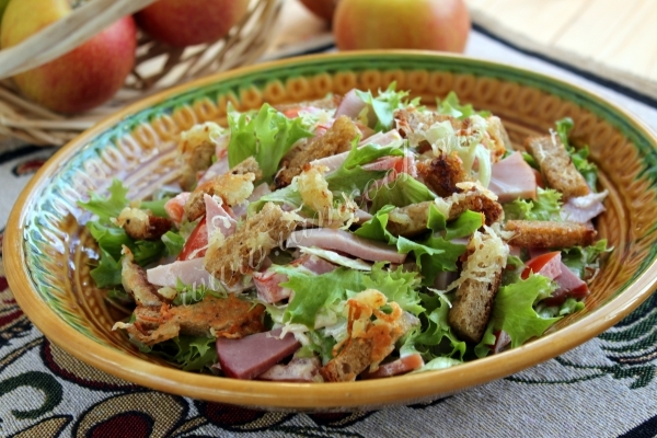 Рецепт салата из ветчины и сухариков