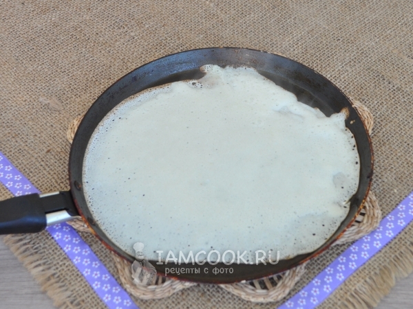 Налить тесто на сковороду