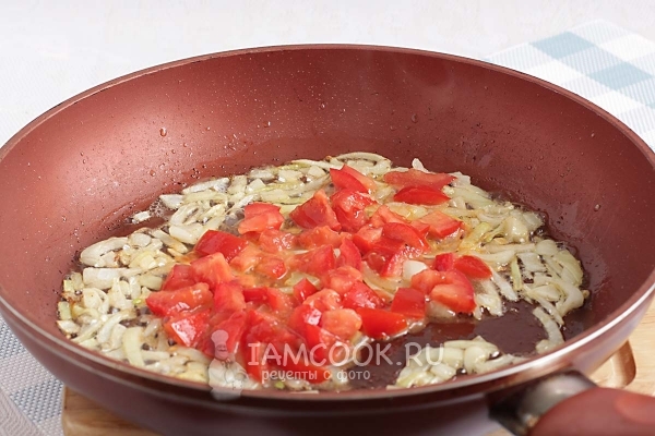 Обжарить лук и помидоры