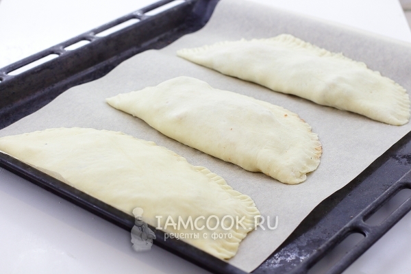 Положить пиццу на противень