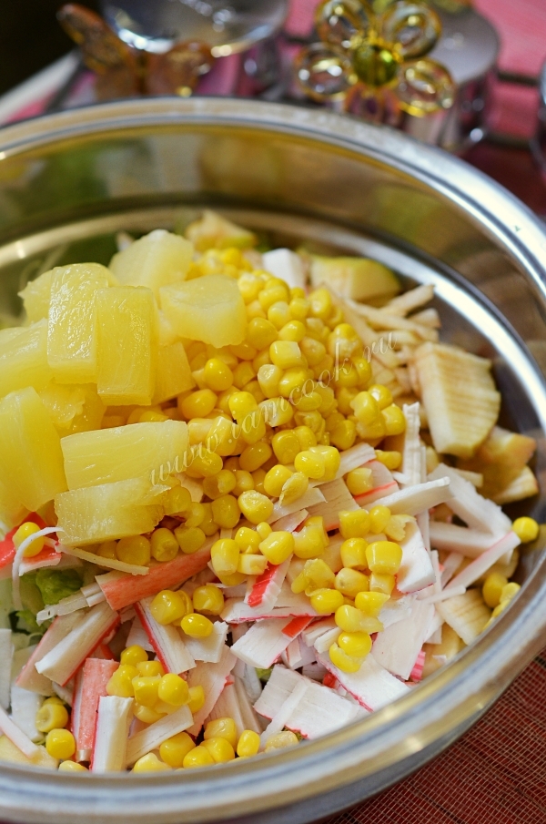 Добавить кукурузу и ананасы