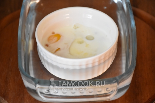 Формочку поставить в воду