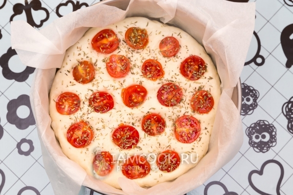 Положить на тесто помидоры и посыпать прованскими травами