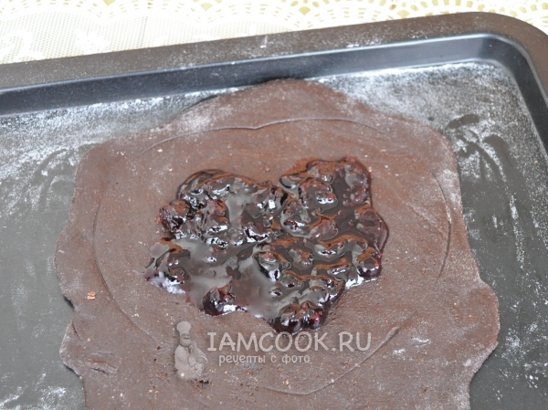 Положить на тесто варенье