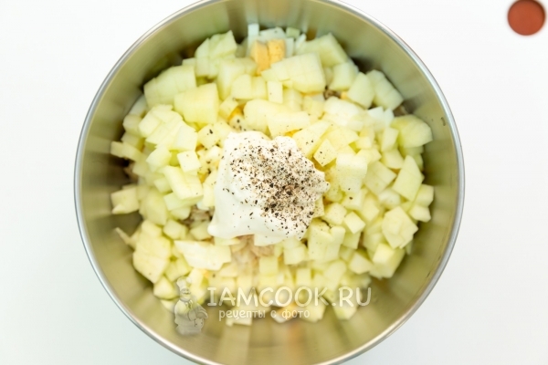 Добавить майонез и перец