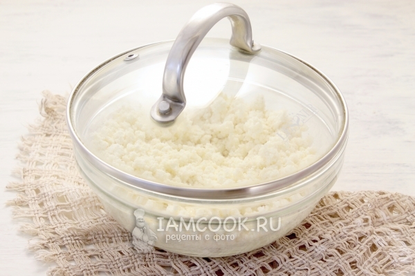 Накрыть творог с манкой крышкой